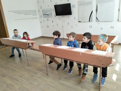 Mali turyści w Majdanie Ostrowskim